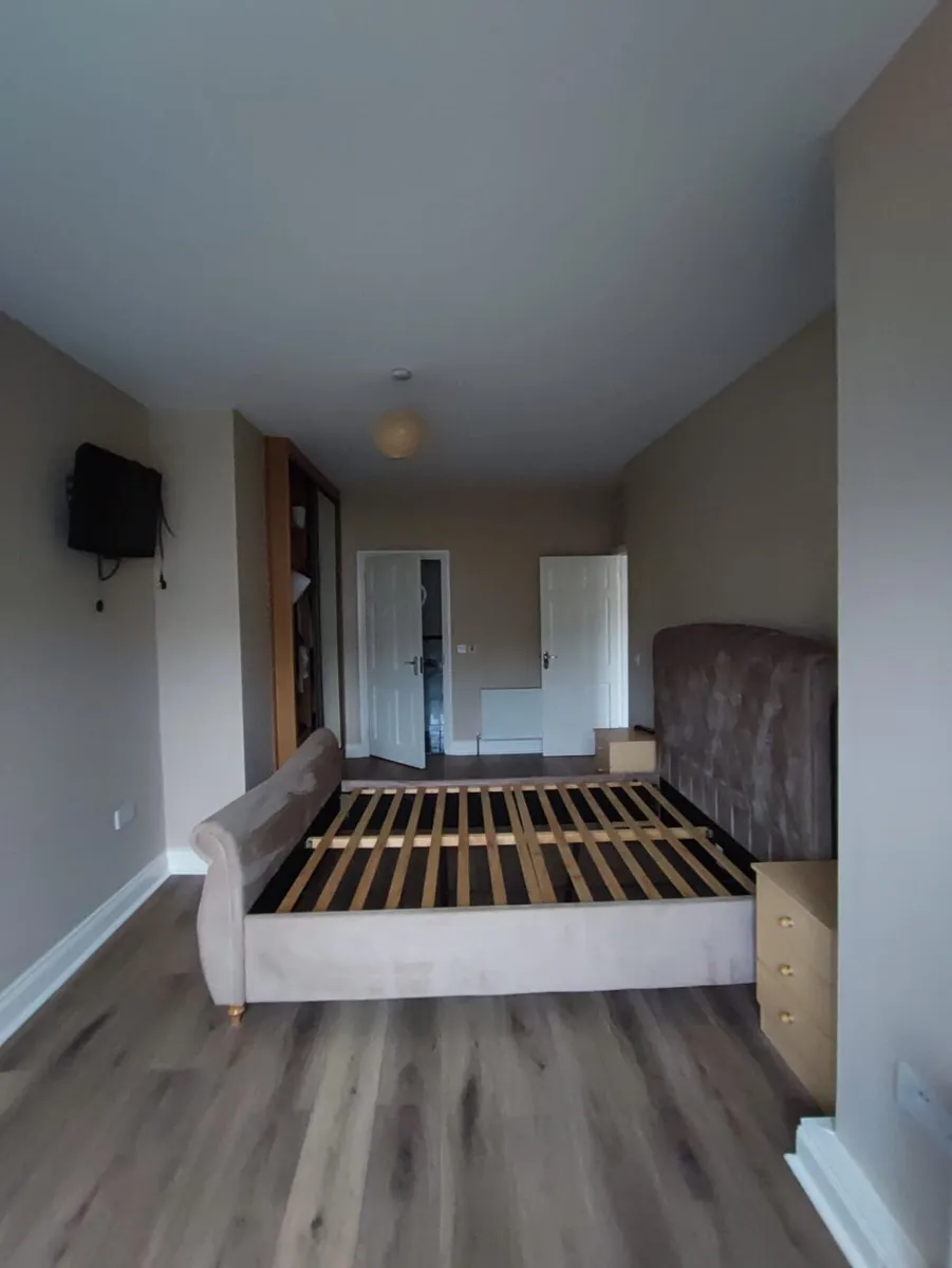 Velvet Tuffed King Size  Sleigh Bed - Image 4