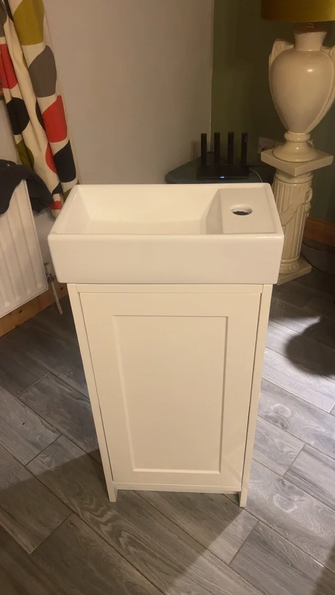 Bathroom vanity + basin - Image 1