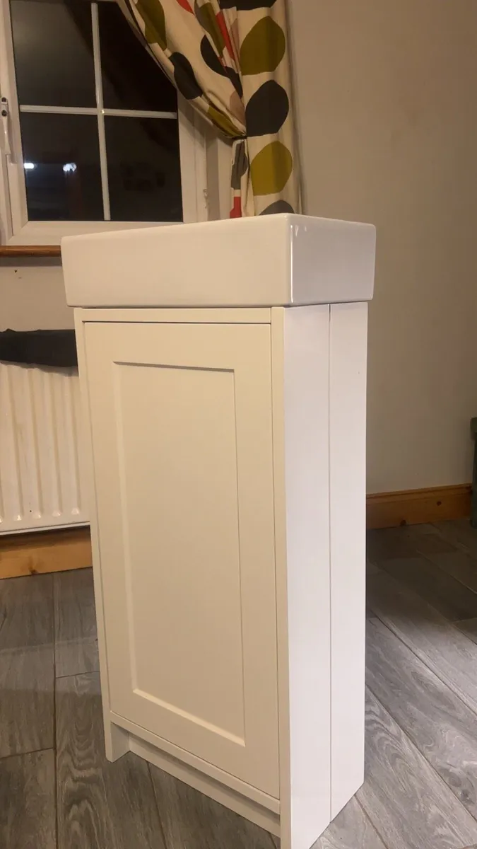 Bathroom vanity + basin - Image 2