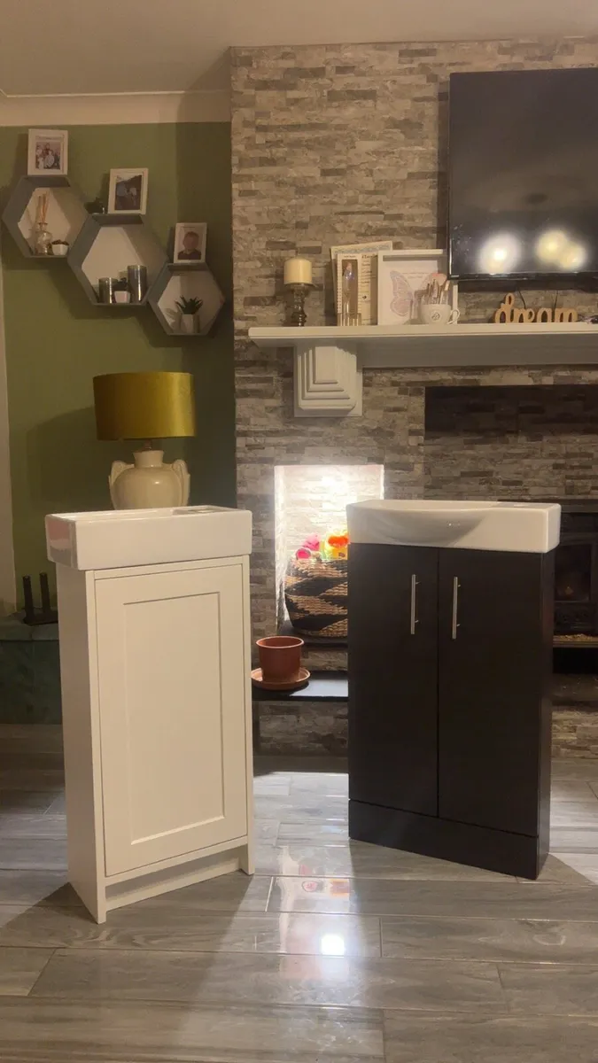 Bathroom vanity units - Image 1