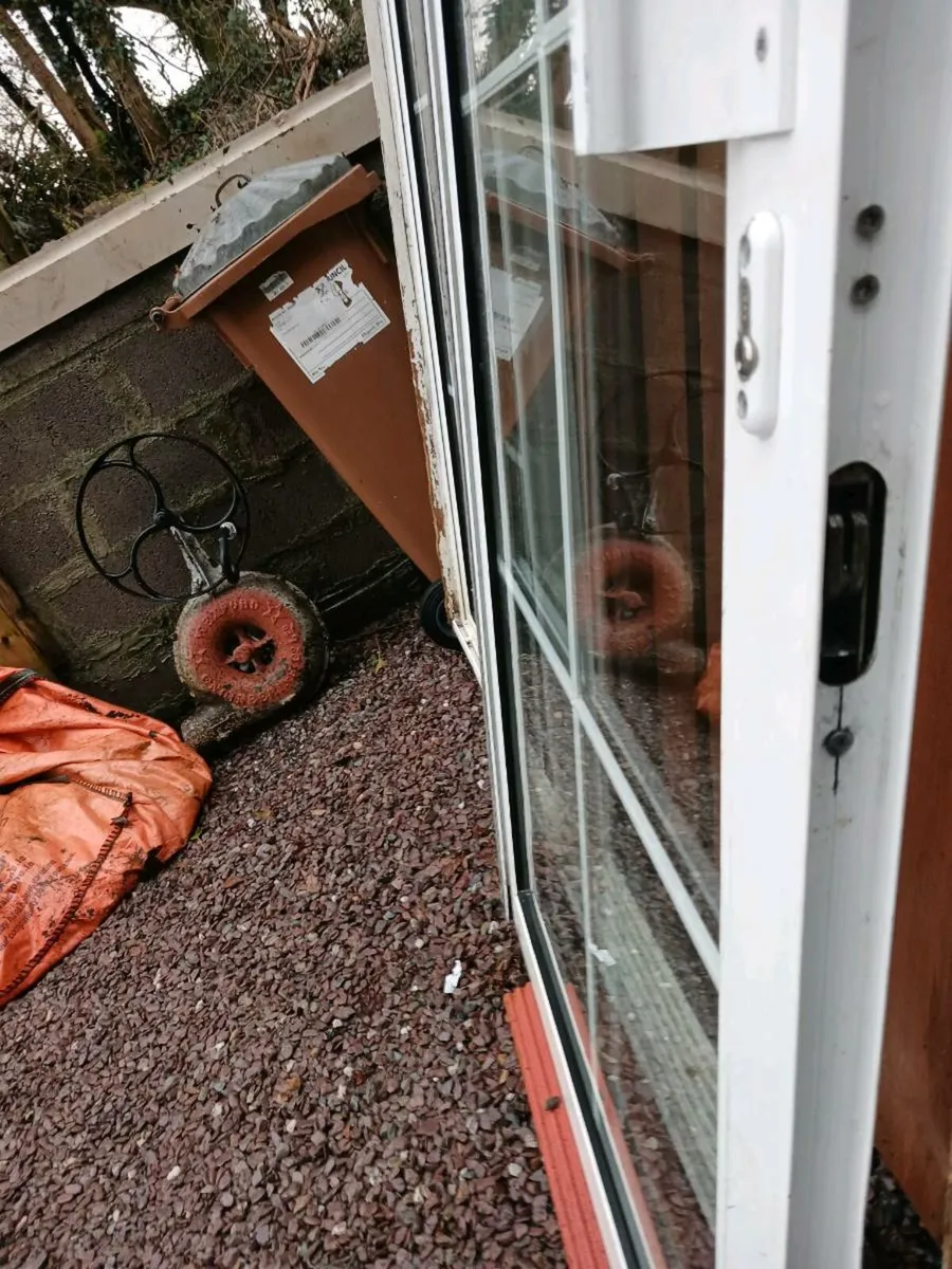 Patio door. - Image 4