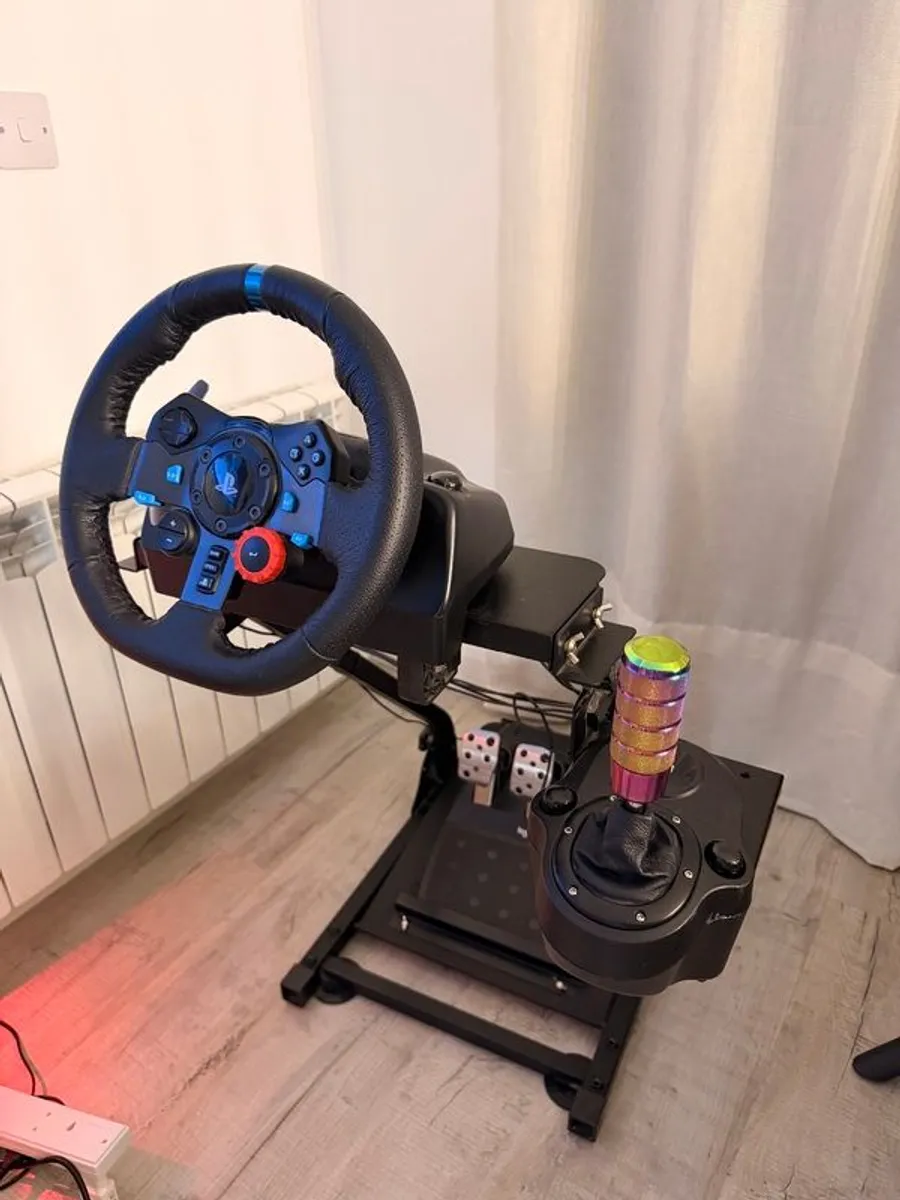 Logitech G29 Driving Force Racing Wheel with stand and gear shifter - Image 1