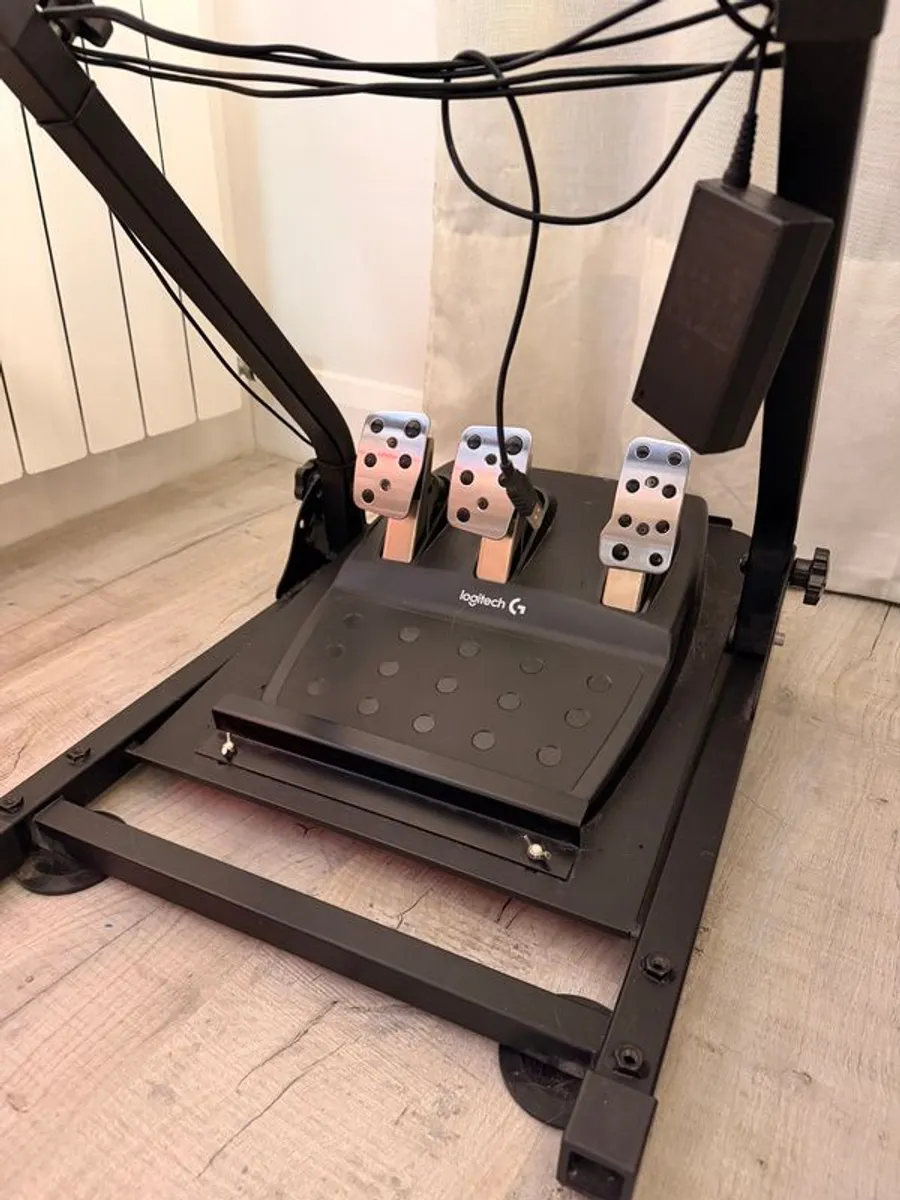 Logitech G29 Driving Force Racing Wheel with stand and gear shifter - Image 4