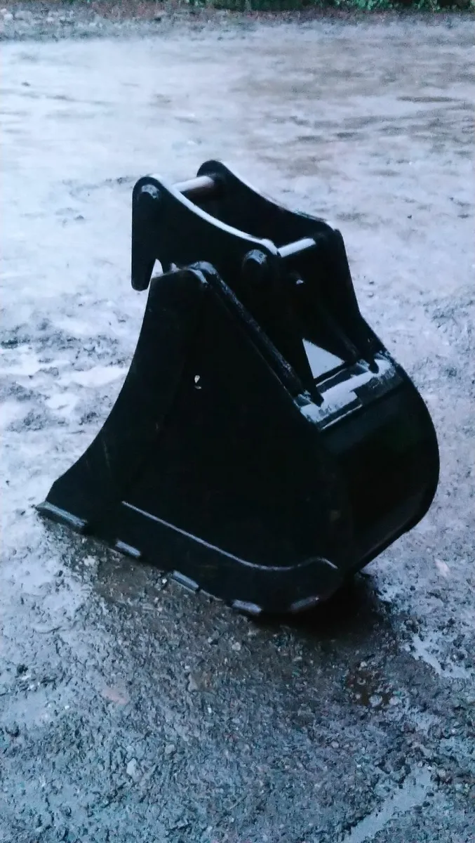 NEW 11 INCH DIGGER BUCKET 45mm pins - Image 1