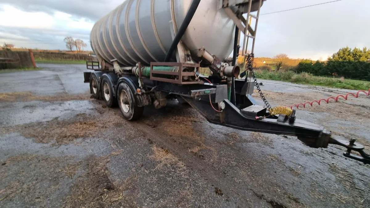 drag  vacuum  tanker trailer - Image 1