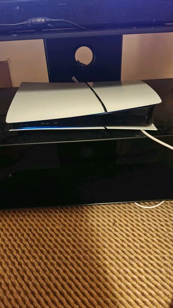 PlayStation 5 (Digital Edition) + Extra Controller - Image 1