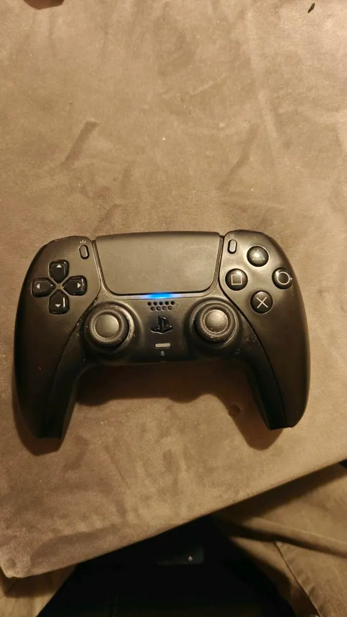 PlayStation 5 (Digital Edition) + Extra Controller - Image 2