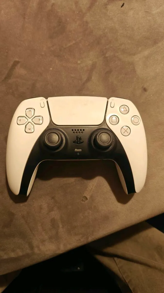 PlayStation 5 (Digital Edition) + Extra Controller - Image 3