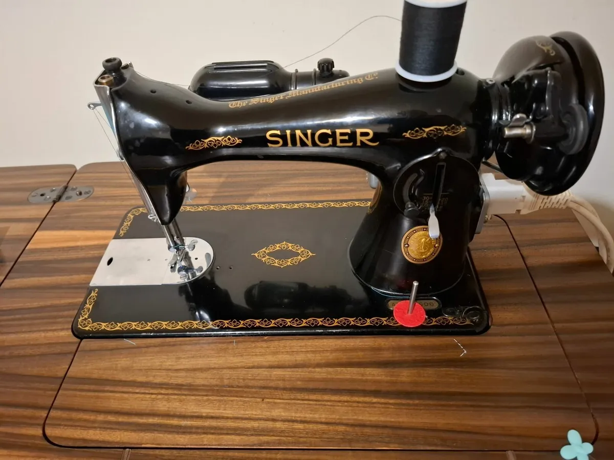 Vintage Singer Sewing Machine - Image 1