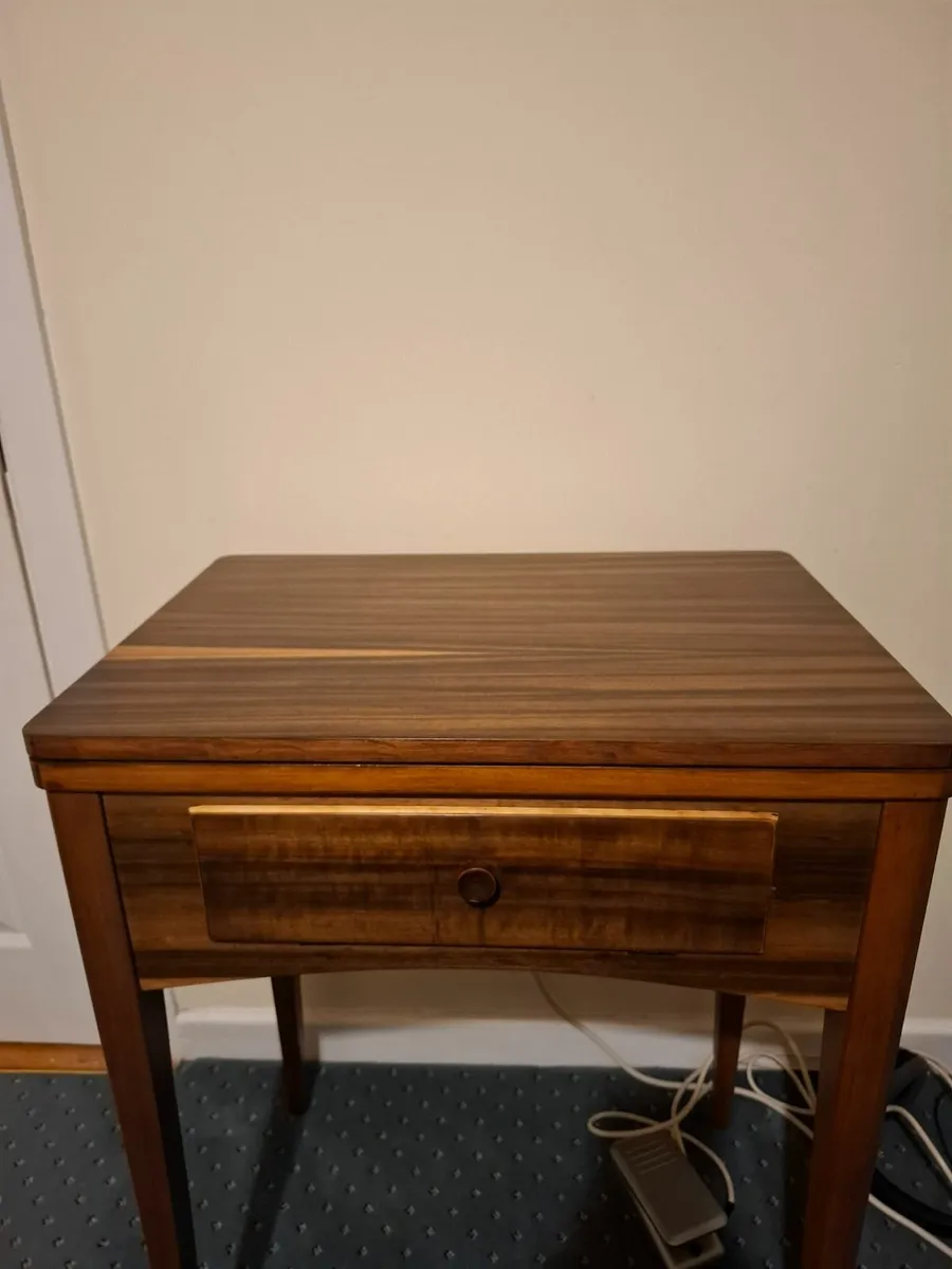 Vintage Singer Sewing Machine - Image 4