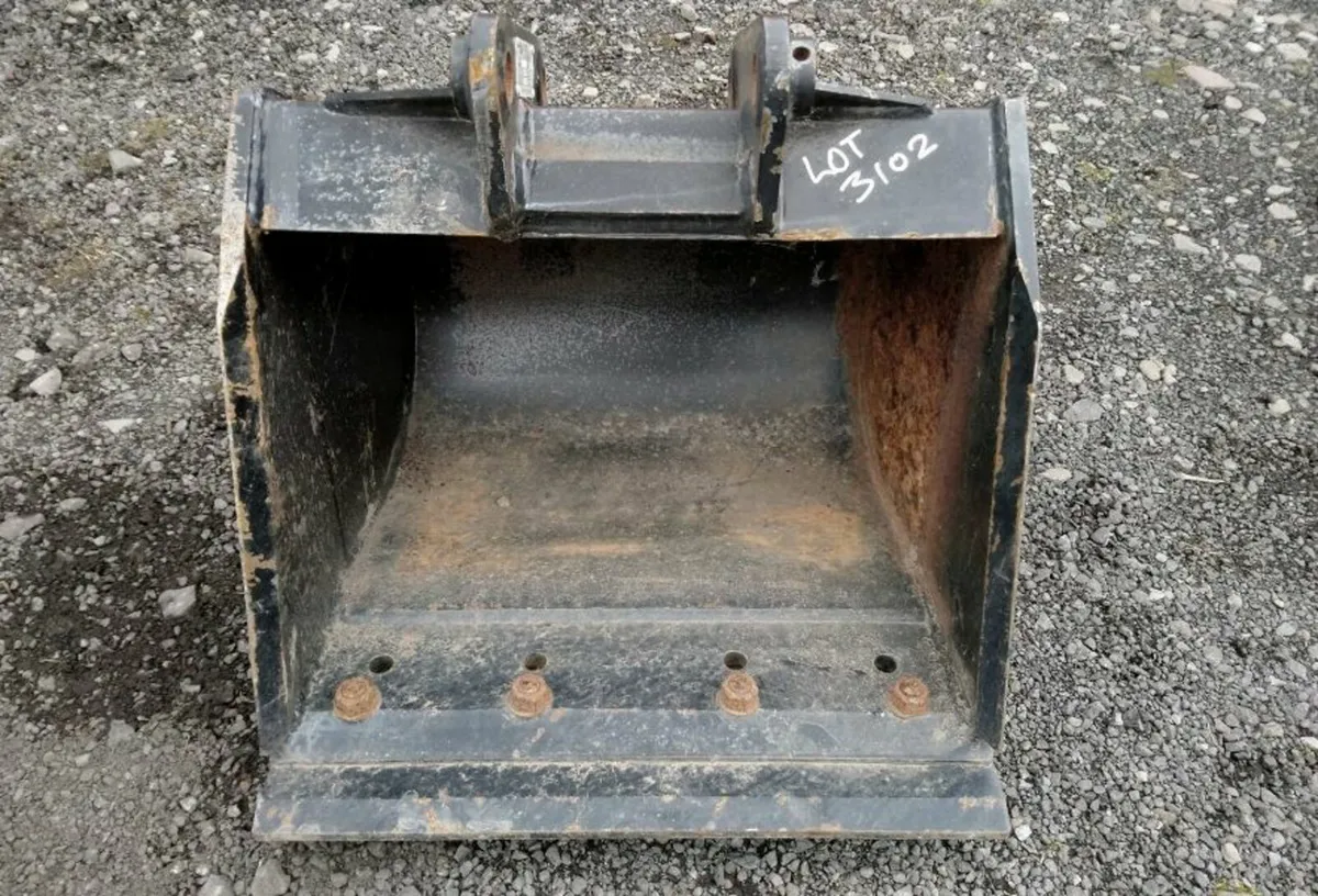 JCB 2CX DIGGER BUCKET 24 INCH - Image 1