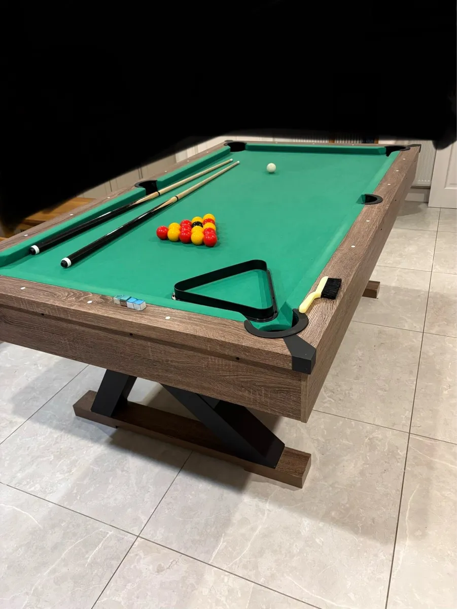 Pool table - Image 1