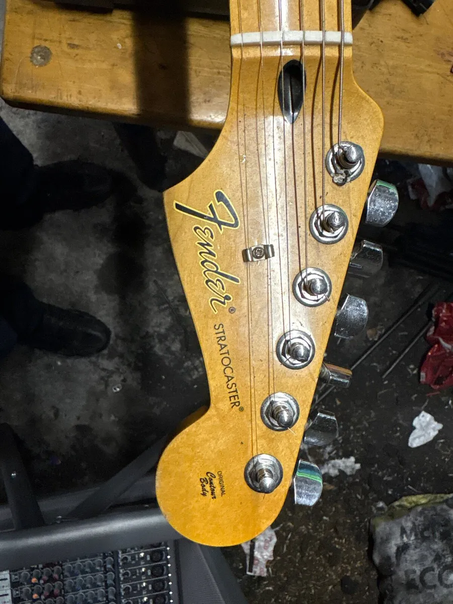 Mexican fender Strat - Image 1