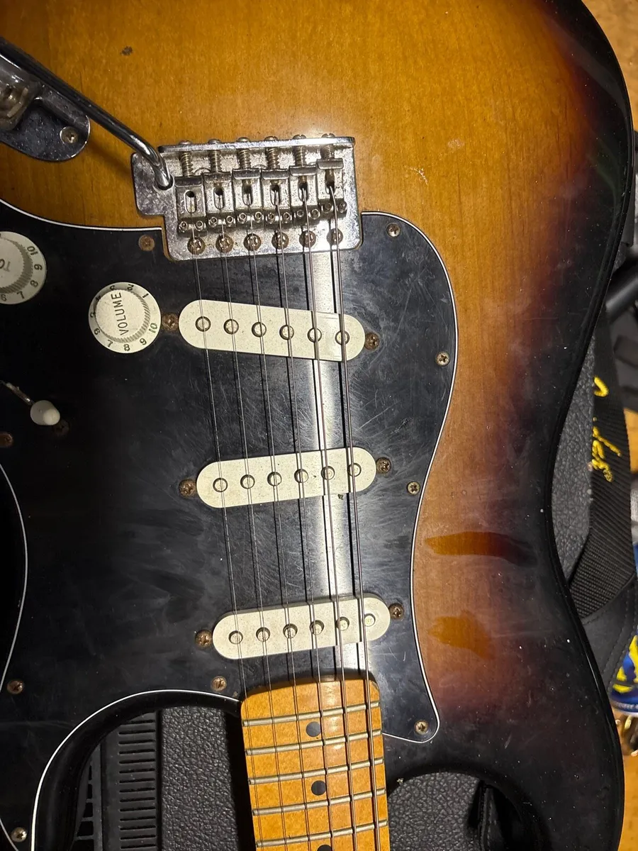 Mexican fender Strat - Image 2