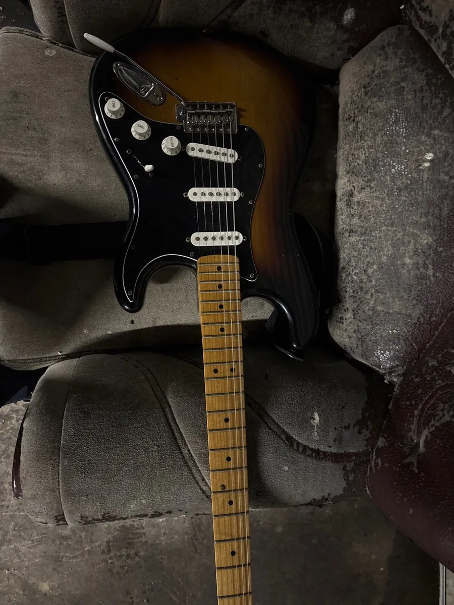 Mexican fender Strat - Image 3