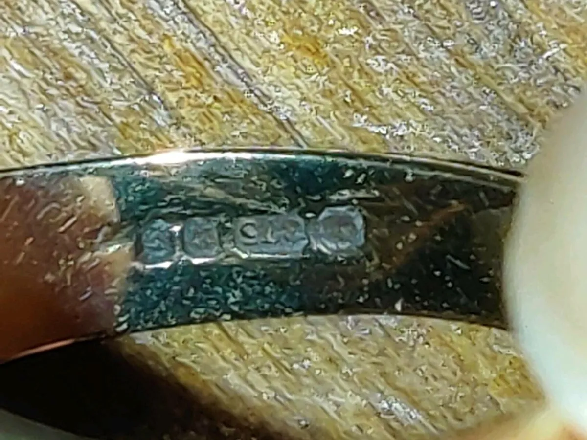 BLACK ONYX FISHES, 9CT THICK OLD Gold 4.23g RING ! - Image 4