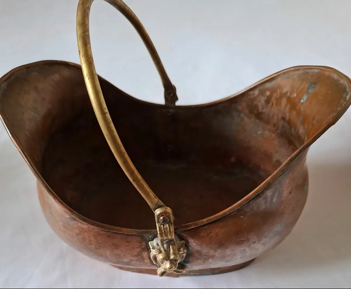 A set of copper vessels - Image 2