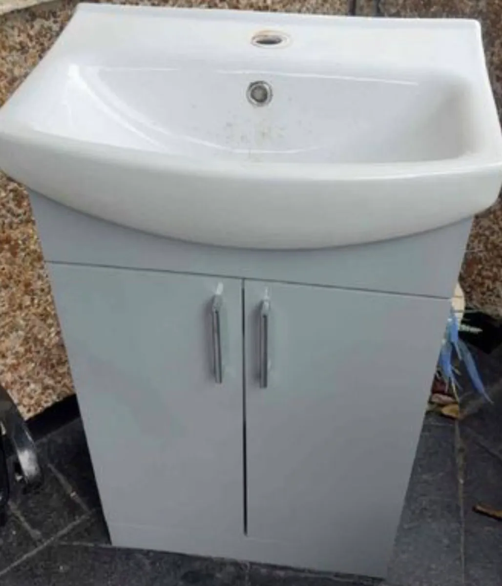 MODERN VANITY SINK & UNIT