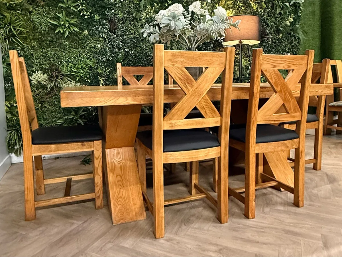 Oak kitchen table & 6 chairs - Image 1