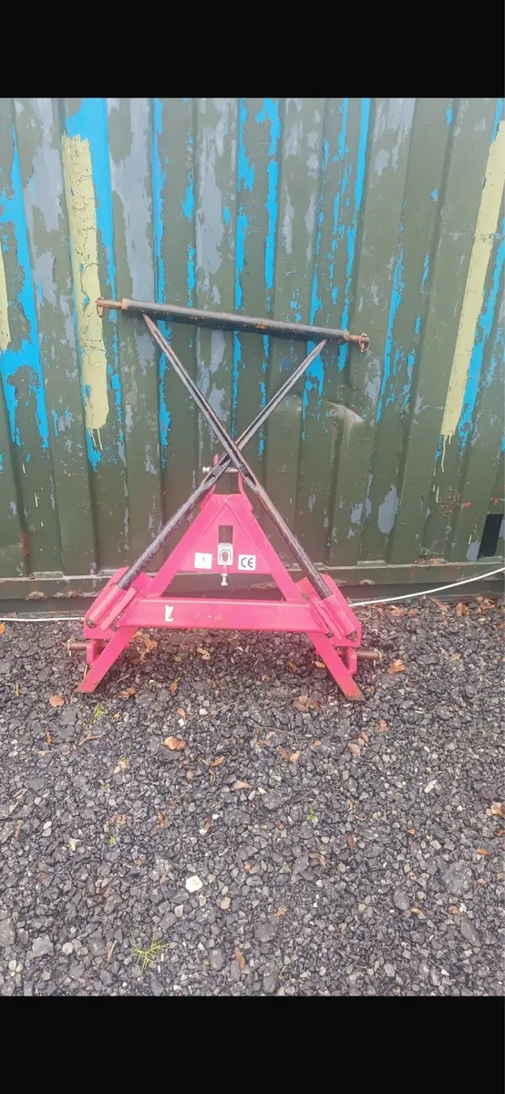 Foldable bale handler