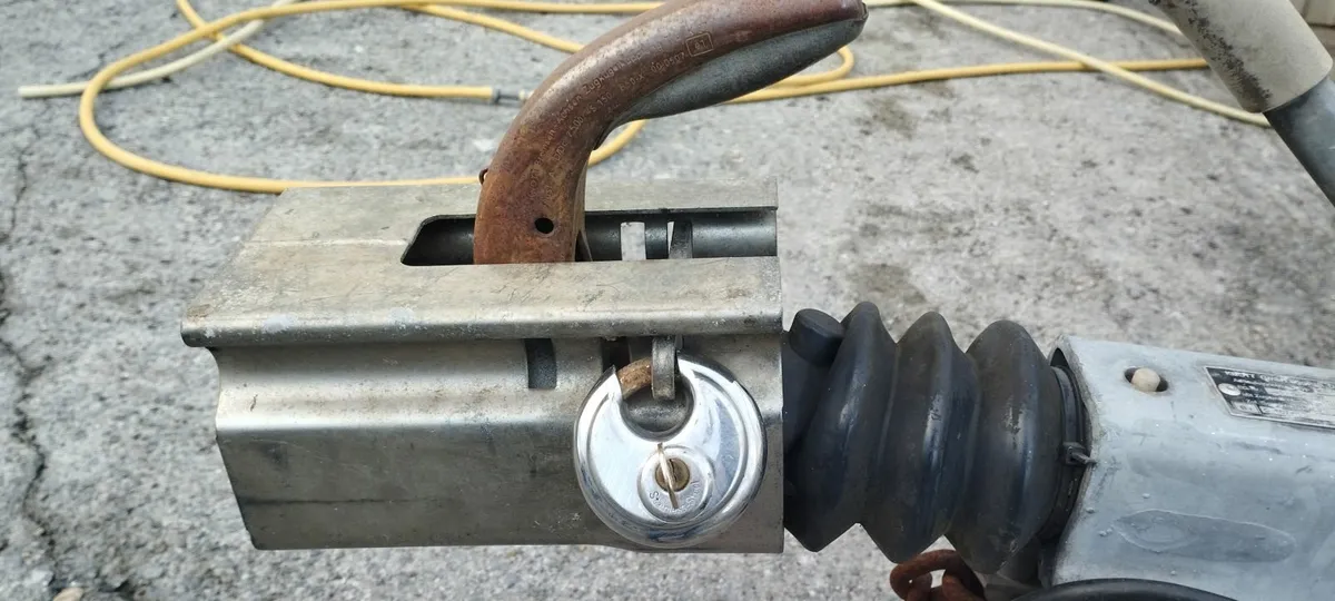 Trailer hitch lock - Image 3