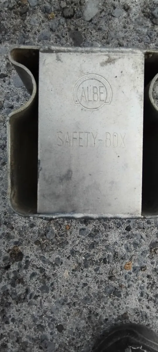 Trailer hitch lock - Image 1