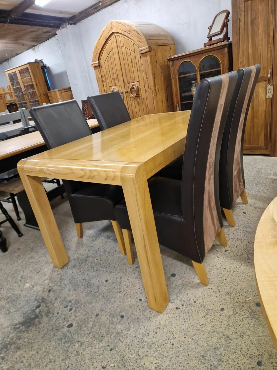 Light oak table, 4 oak leather chairs - Image 1