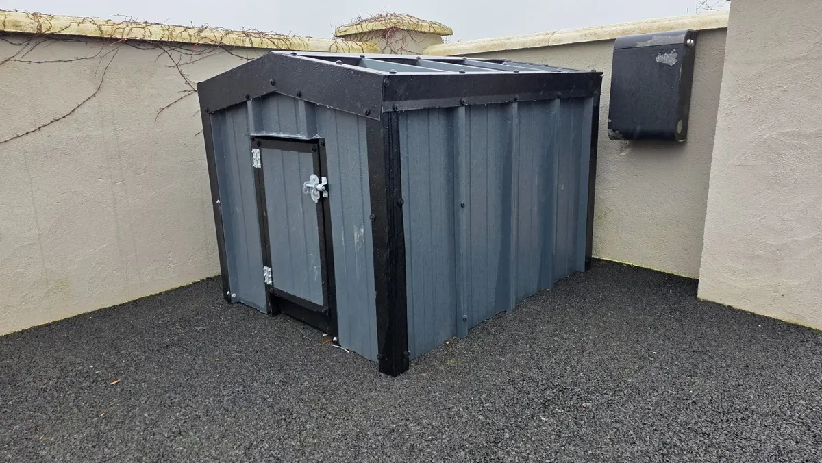 Large insalted dog kennel - Image 3