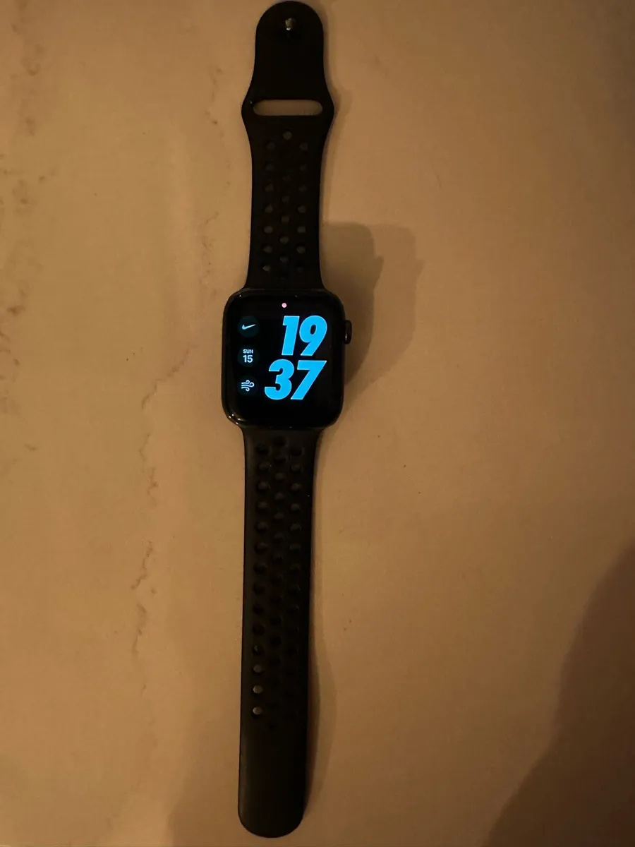 Apple Watch Nike series 6 44mm - Image 1
