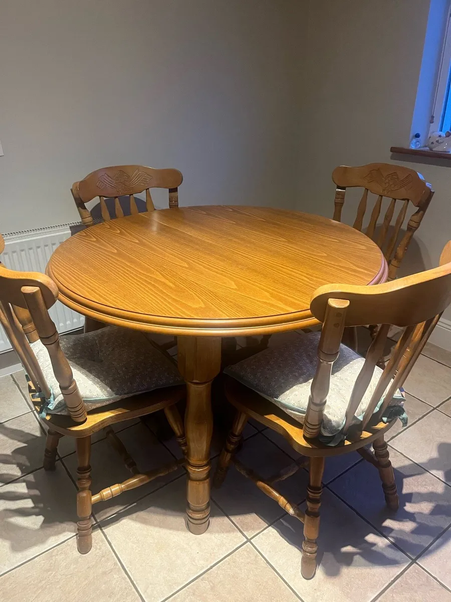 Table and chairs - Image 1