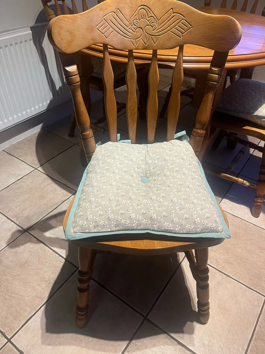 Table and chairs - Image 2