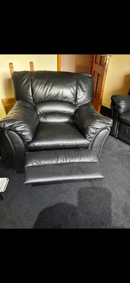 3 seater leather recliners €€€€sale €€€} - Image 4