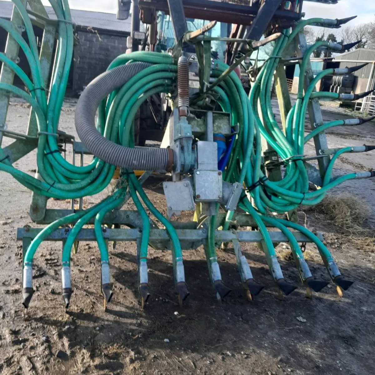 Trail and shoe slurry spreader - Image 1