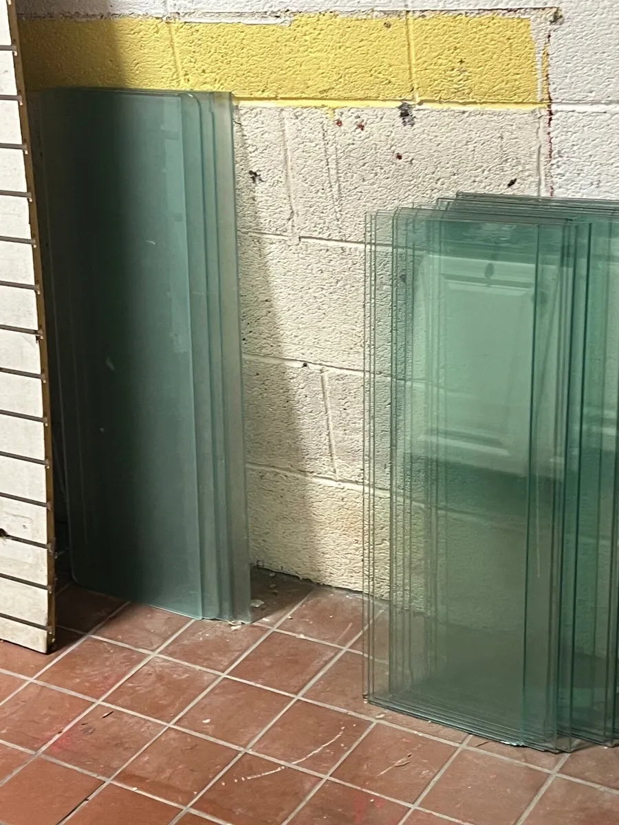 Plate glass shop shelving various sizes - Image 3