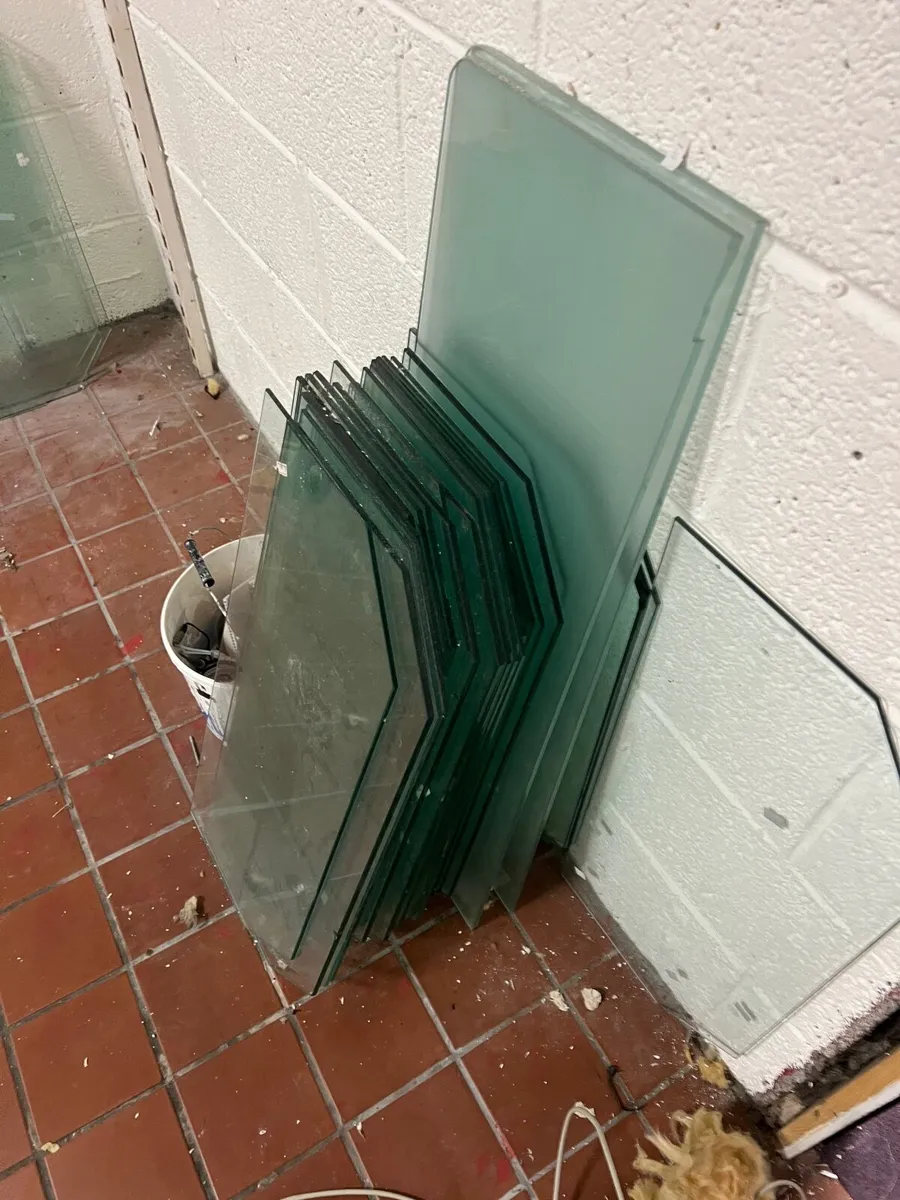 Plate glass shop shelving various sizes - Image 4