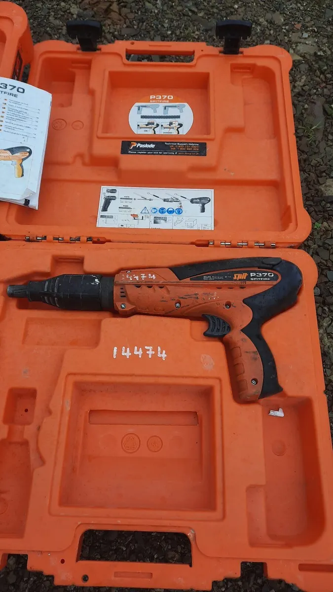 Concrete nail guns x 2 perfect condition - Image 1