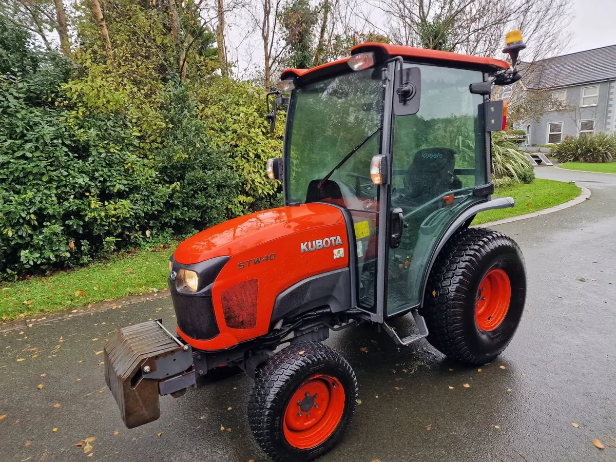 Kubota STW40 40hp Compact Tractor - Image 1