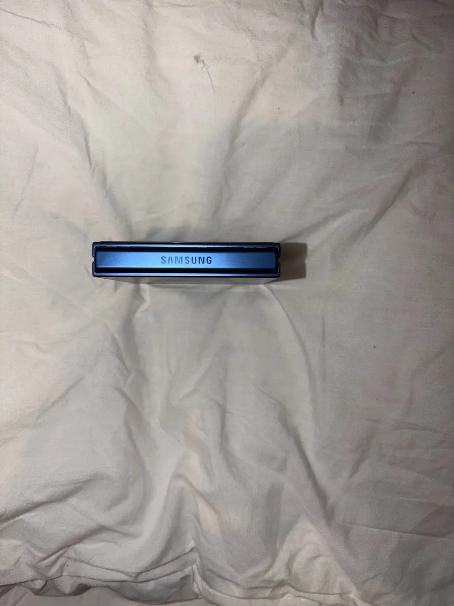 Samsung Z Flip 7 - Image 1