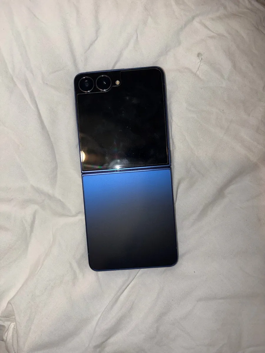 Samsung Z Flip 7 - Image 3