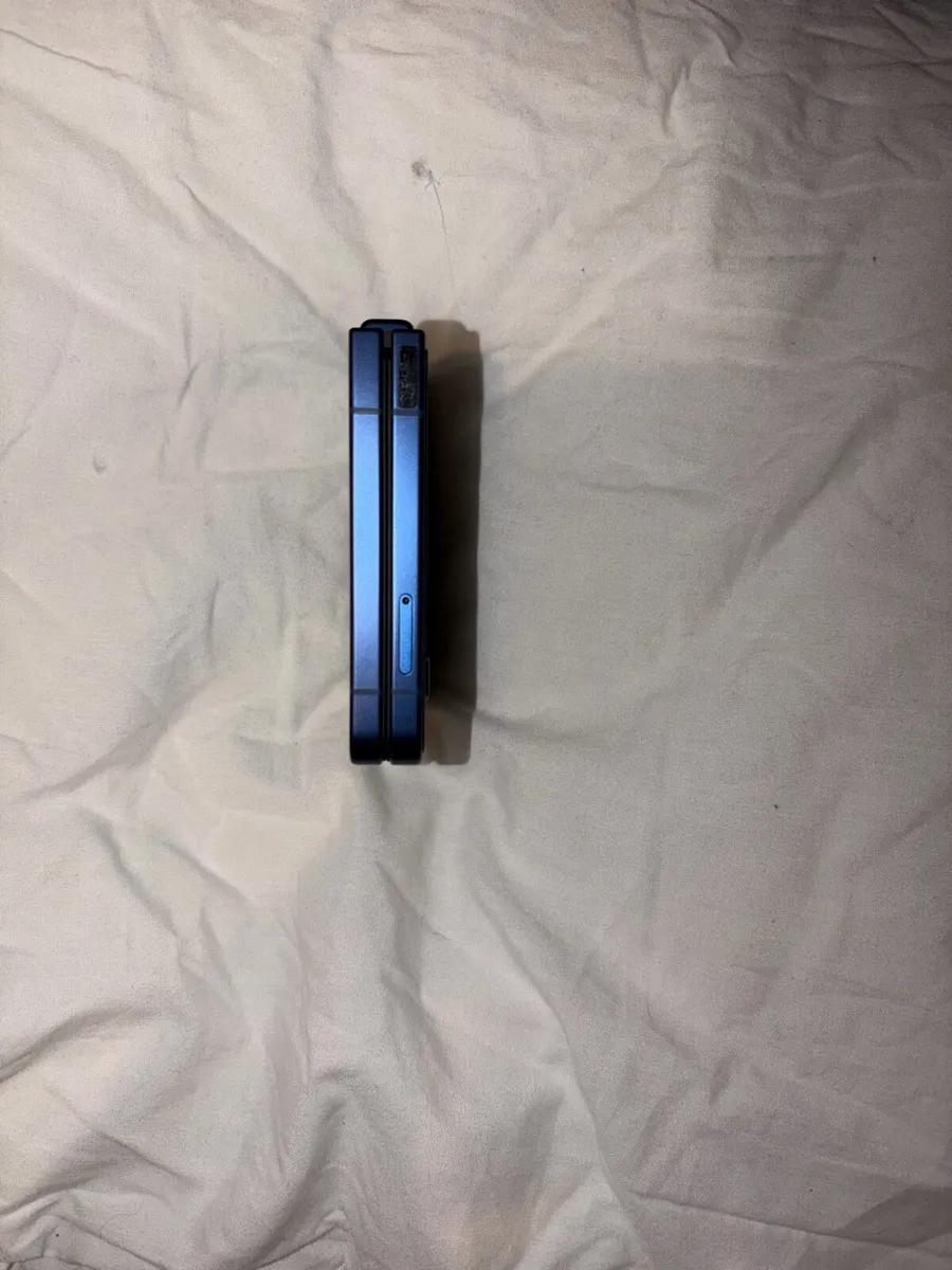 Samsung Z Flip 7 - Image 2