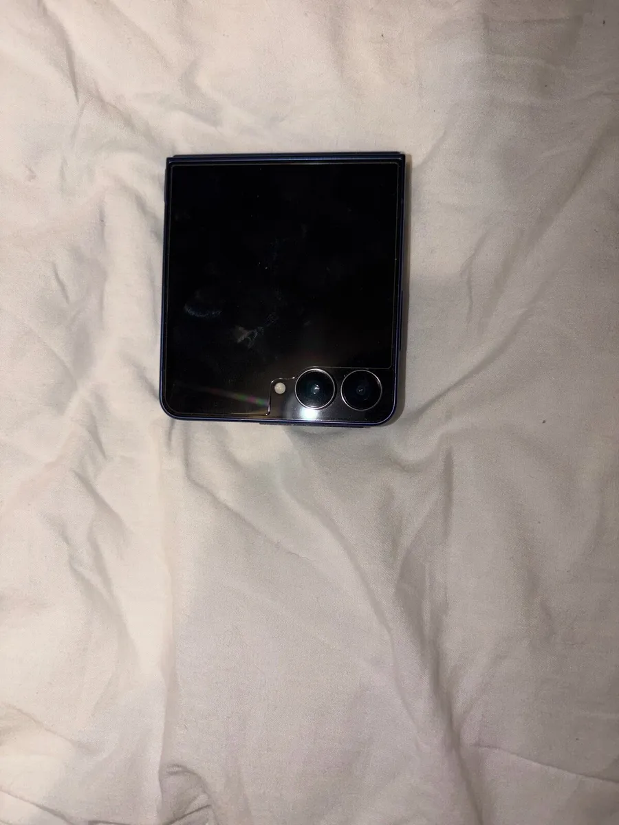 Samsung Z Flip 7 - Image 4