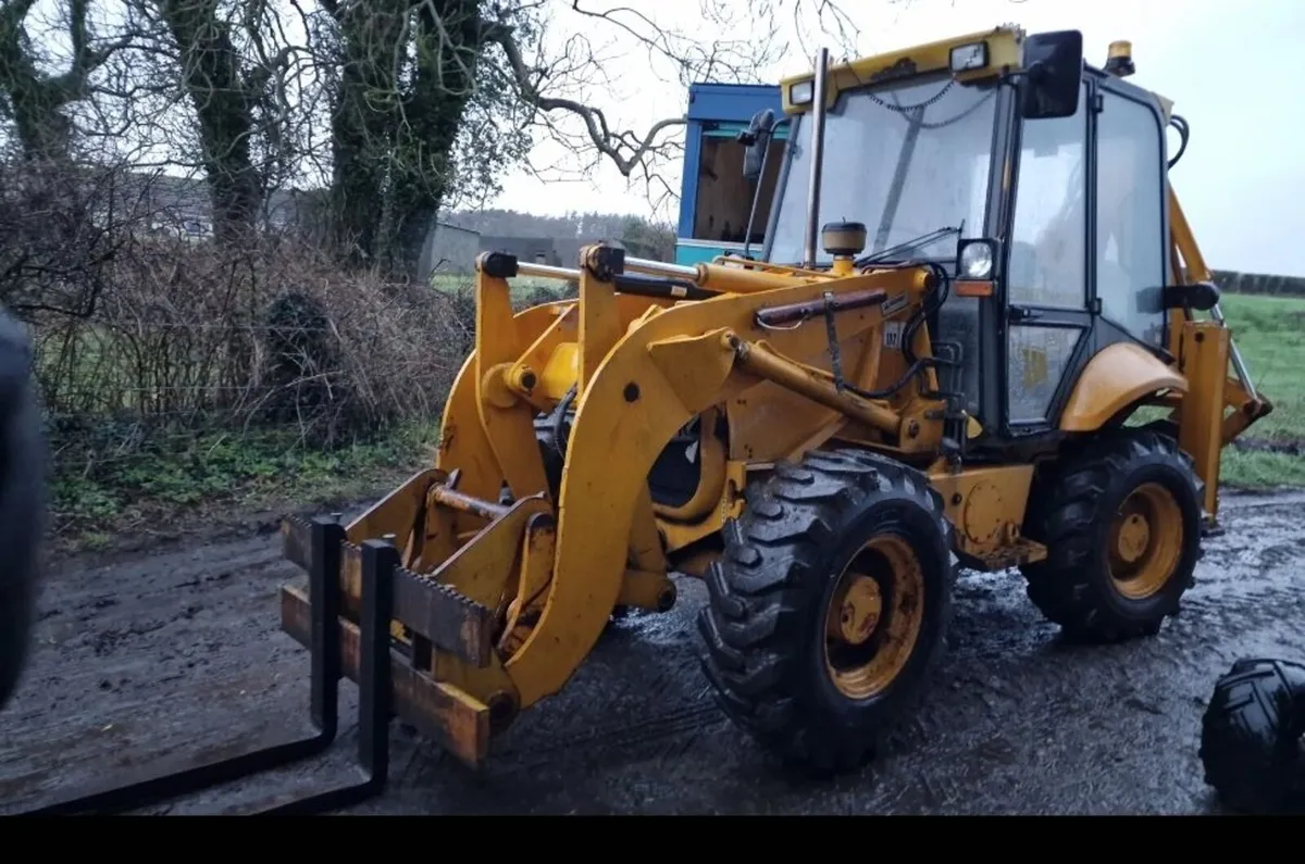 JCB 2CX Backhoe Loader only 3000 hours from new - Image 3