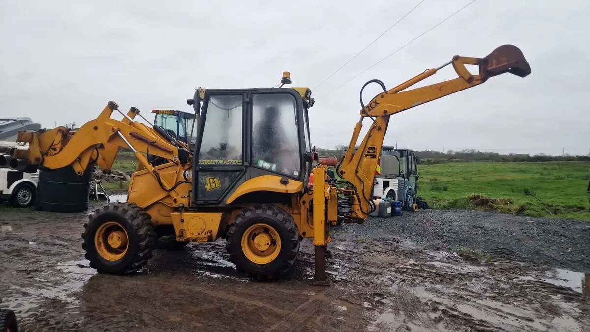 JCB 2CX Backhoe Loader only 3000 hours from new - Image 1