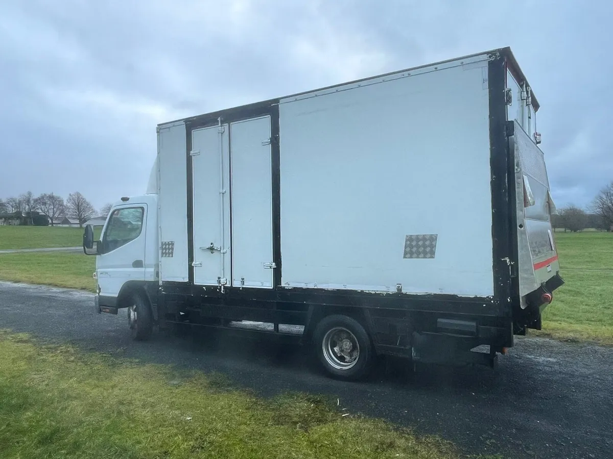 Mitsubishi canter with tail lift - Image 4