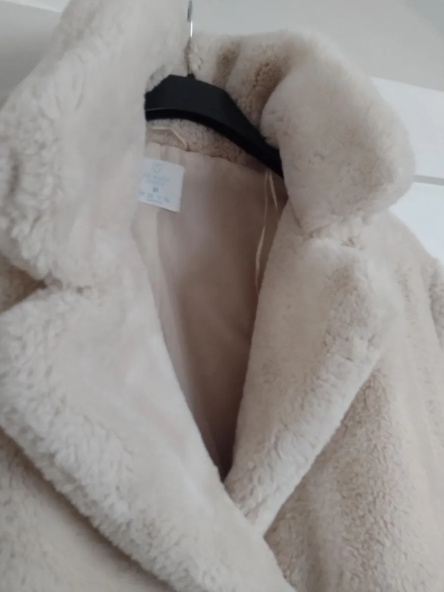 New full length faux fur coat UK M(large fitting - Image 2