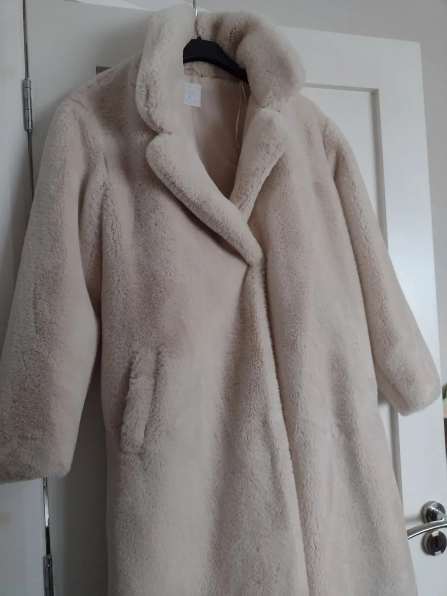 New full length faux fur coat UK M(large fitting - Image 1