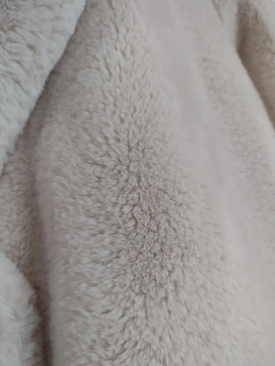 New full length faux fur coat UK M(large fitting - Image 3