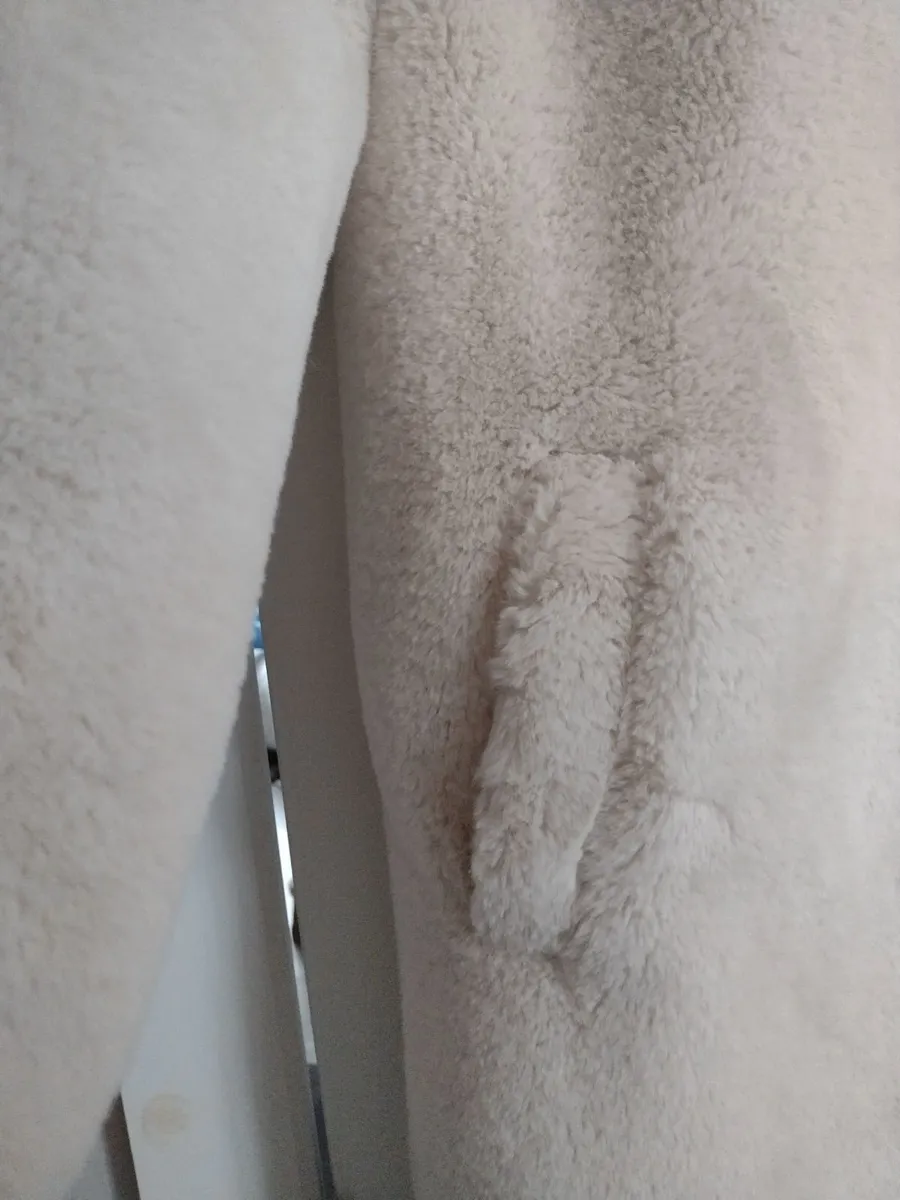 New full length faux fur coat UK M(large fitting - Image 4