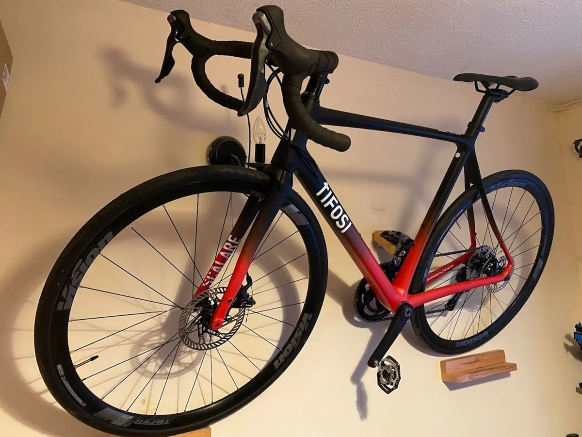 Carbon road bike 105 56cm - Image 1