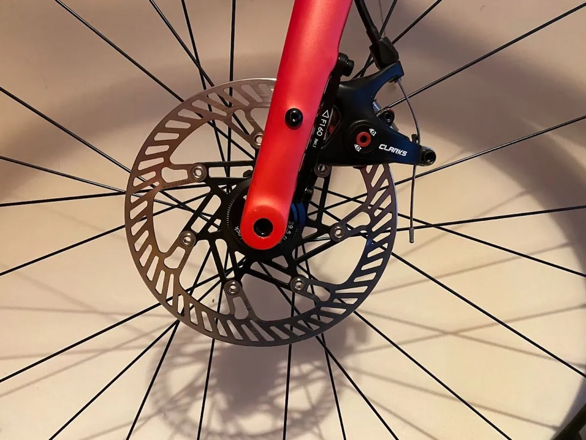 Carbon road bike 105 56cm - Image 2